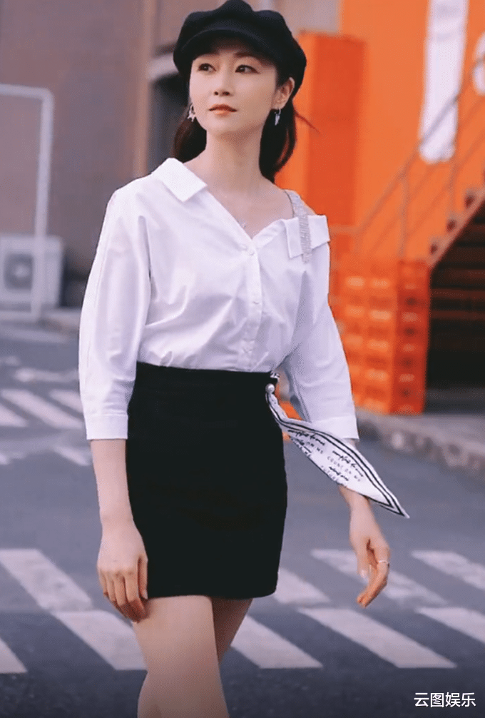 万绮雯|万绮雯内地开民宿，穿短裙秀110cm长腿，与老公分隔两地无损感情