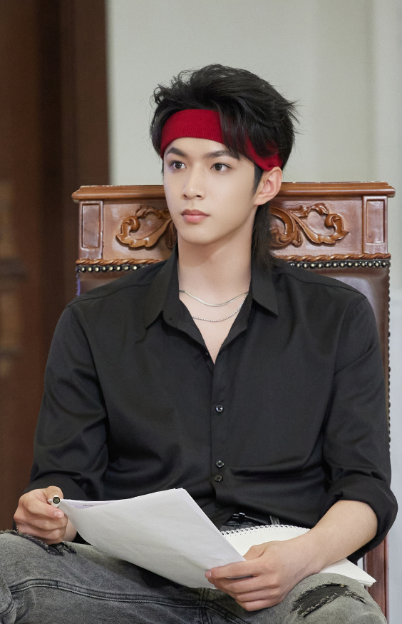 刘耀文|刘耀文《萌探2》牛仔套装路透，最后一次转场，不舍也要说再见了