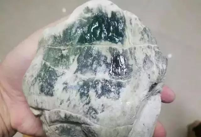 翡翠|多裂变种的木那翡翠原石，几刀切出一堆冰种满绿牌子，涨大了！