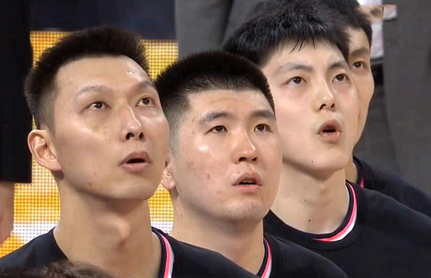 广东男篮|广东队尴尬1球：苏伟走神，球打身上才醒过来，杜锋又要训斥他了