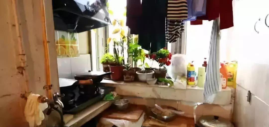 35㎡老公房改造全记录,厨房挪阳台,半智能家具出来三个屋