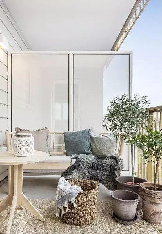 阳台变成休闲区?衣服晾在哪里?看看聪明的人如何做!