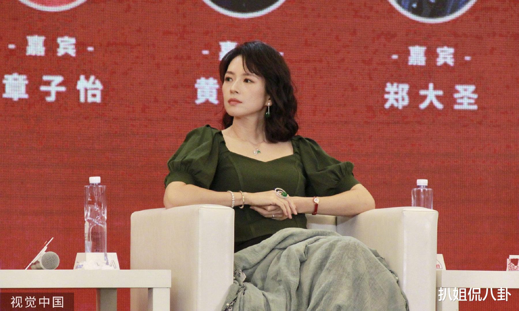 章子怡|44岁章子怡生图美上热搜，戴全套翡翠绿钻石珠宝，又美又有钱