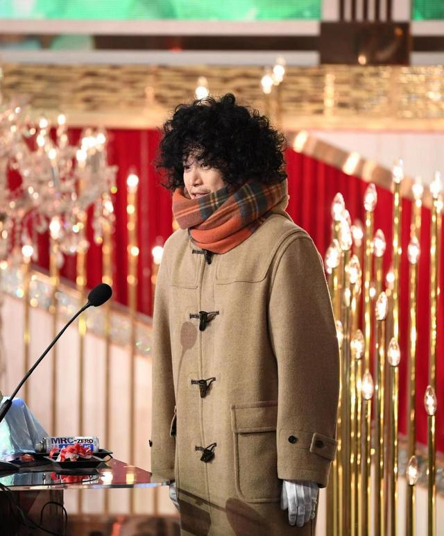 石原里美|35岁石原里美挺孕肚走红毯，粉色长袍裹全身密不透风，依旧尖下巴