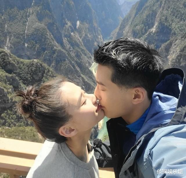 窦骁|何超莲带男友吃大排档，饭后骑车回家接地气，窦骁幸福肥明显