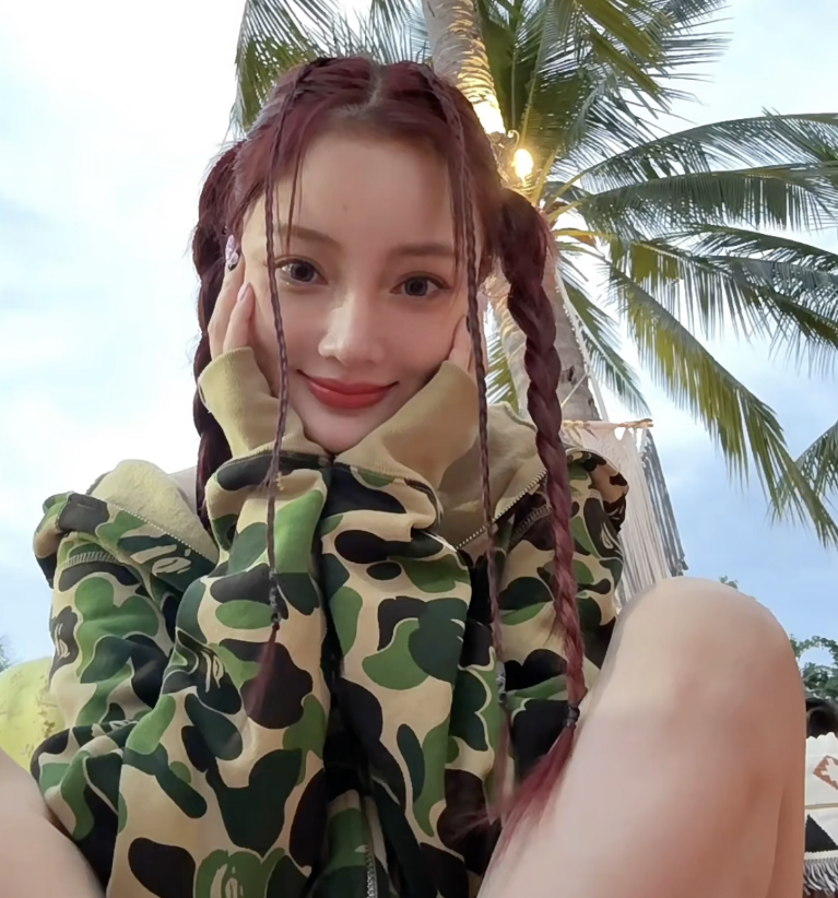 李小璐|41岁李小璐现身三亚旅游！美照年轻似少女，与男友人合影显亲密