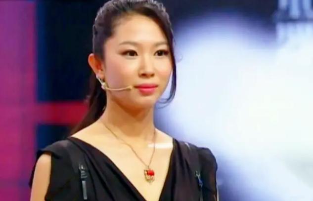 2022年,女子拿“玉蝉”上鉴宝,专家说出来历后,女子呕吐不止