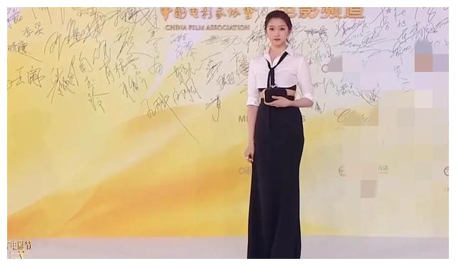 陈妍希|金鸡奖红毯尴尬多:关晓彤别扭,陈妍希发福,张梓琳“加戏”