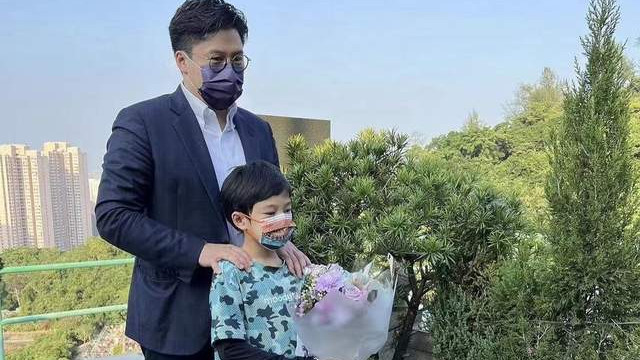 霍启刚|霍启刚带9岁儿子拜祭霍英东，霍中曦手拿鲜花神情肃穆悼念太爷爷