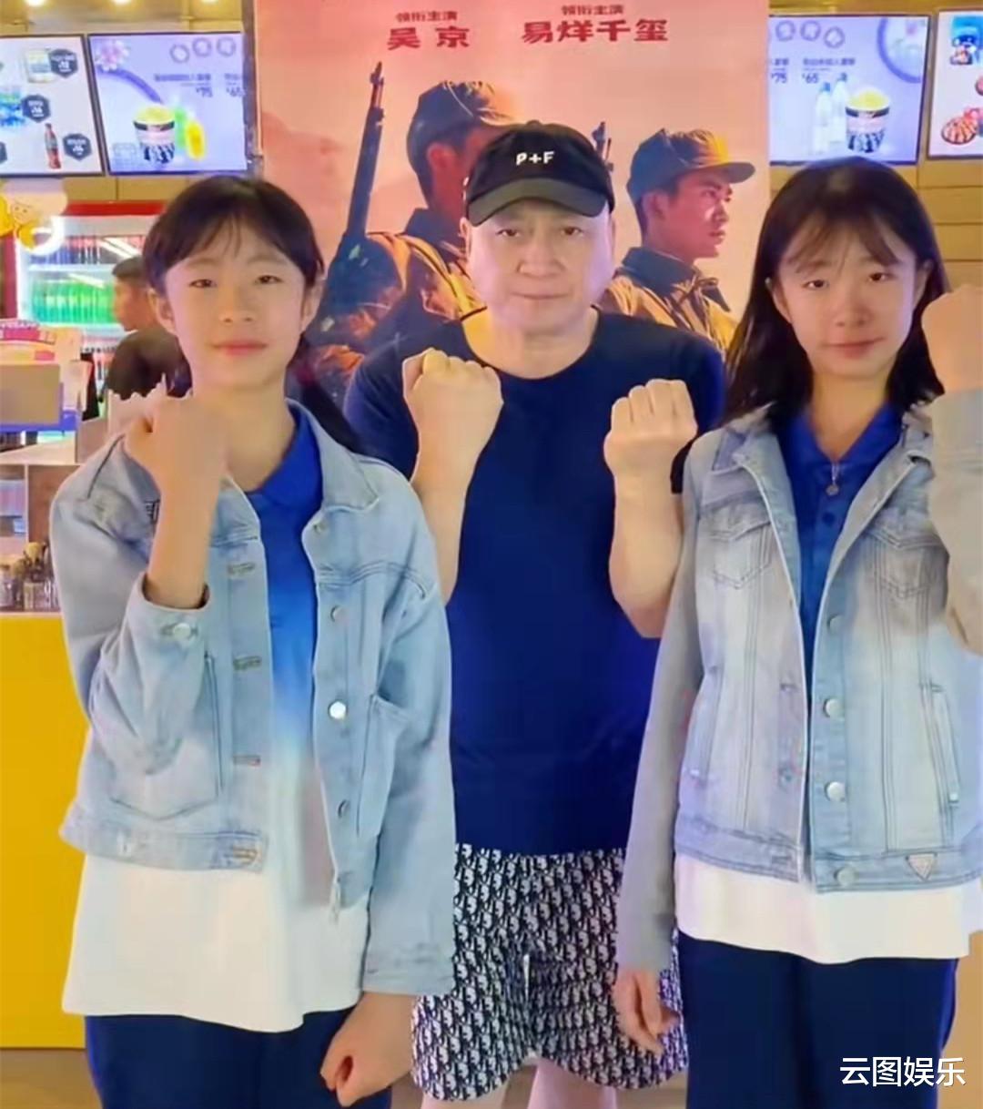 汤镇业|汤镇业长女与汤镇宗小女儿盛装出席晚宴!俩堂姐妹美貌出众身材好