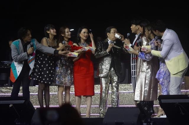 胡枫|90岁胡枫开演唱会阵仗大，张学友下跪磕头感谢