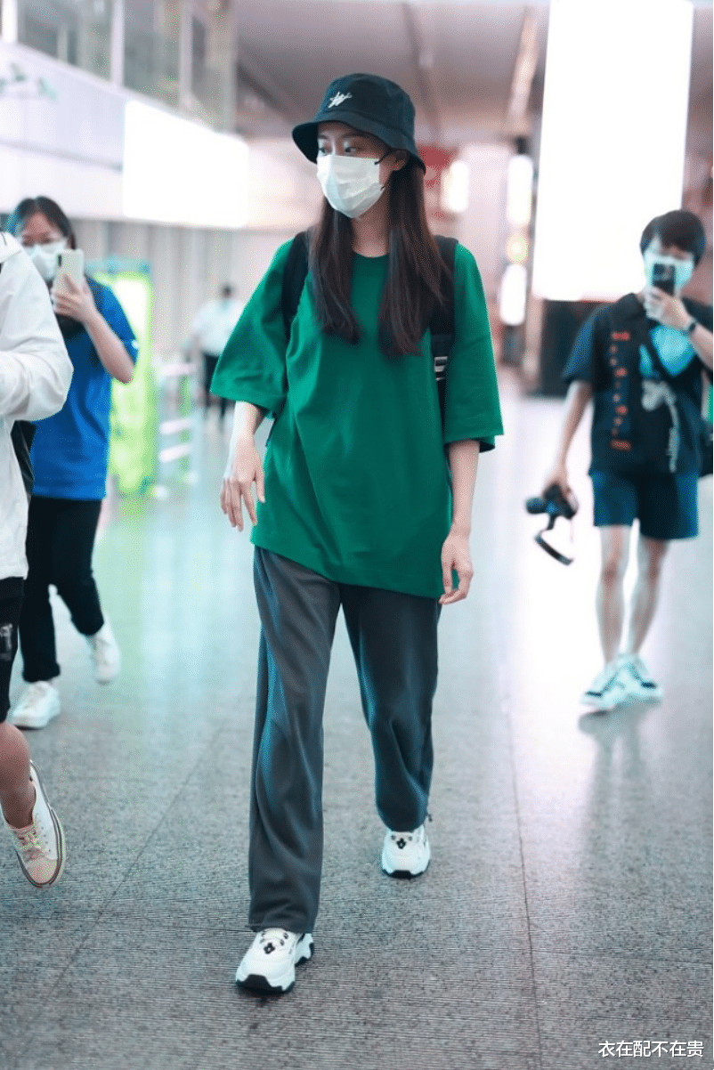 张小斐打扮欠缺点星味,随便穿件T恤就出门,网友:跟路人没区别