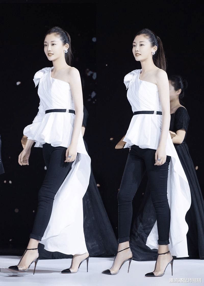 时尚搭配|郑恺一家三口走机场，苗苗直接穿打底裤出门，露着脚腕也不知道冷