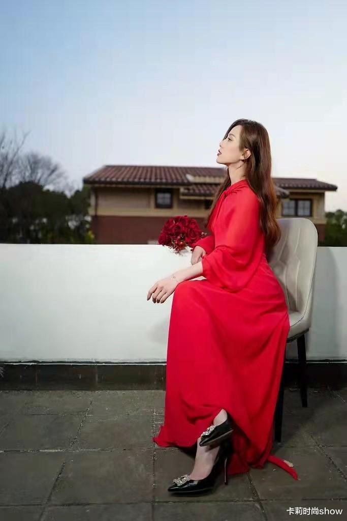 刘诗诗|刘诗诗的美清新脱俗,一袭红色长裙明艳动人,好气质令人羡慕