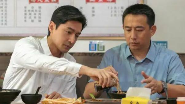 金莎|同样是演干部，把黄磊和胡歌放一起，综艺咖和演员的差距就出来了