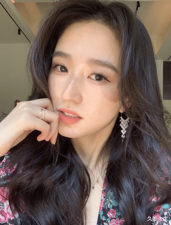 发型 别再披头散发了！这10款春日发型才够美够撩人！