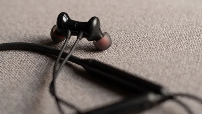 无线耳机|颈带式无线耳机哪款好，带线的耳机完美融合功能和音质