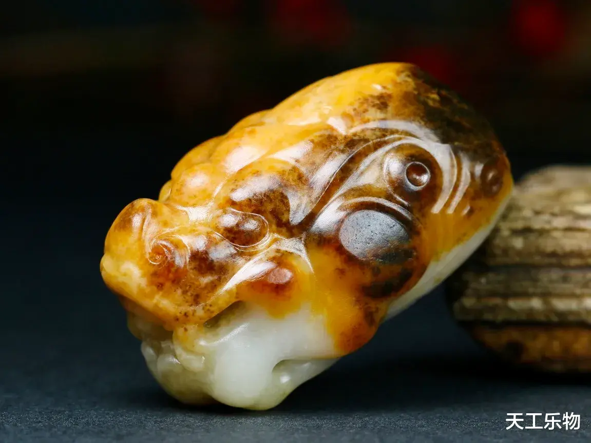 |破石头还是和田玉?虎皮鸡骨白籽料巧雕“玉龙首”!