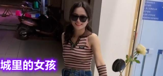 回顾:广西一女子穿短裙干农活遭吐槽,网友:穿着太吸引眼球
