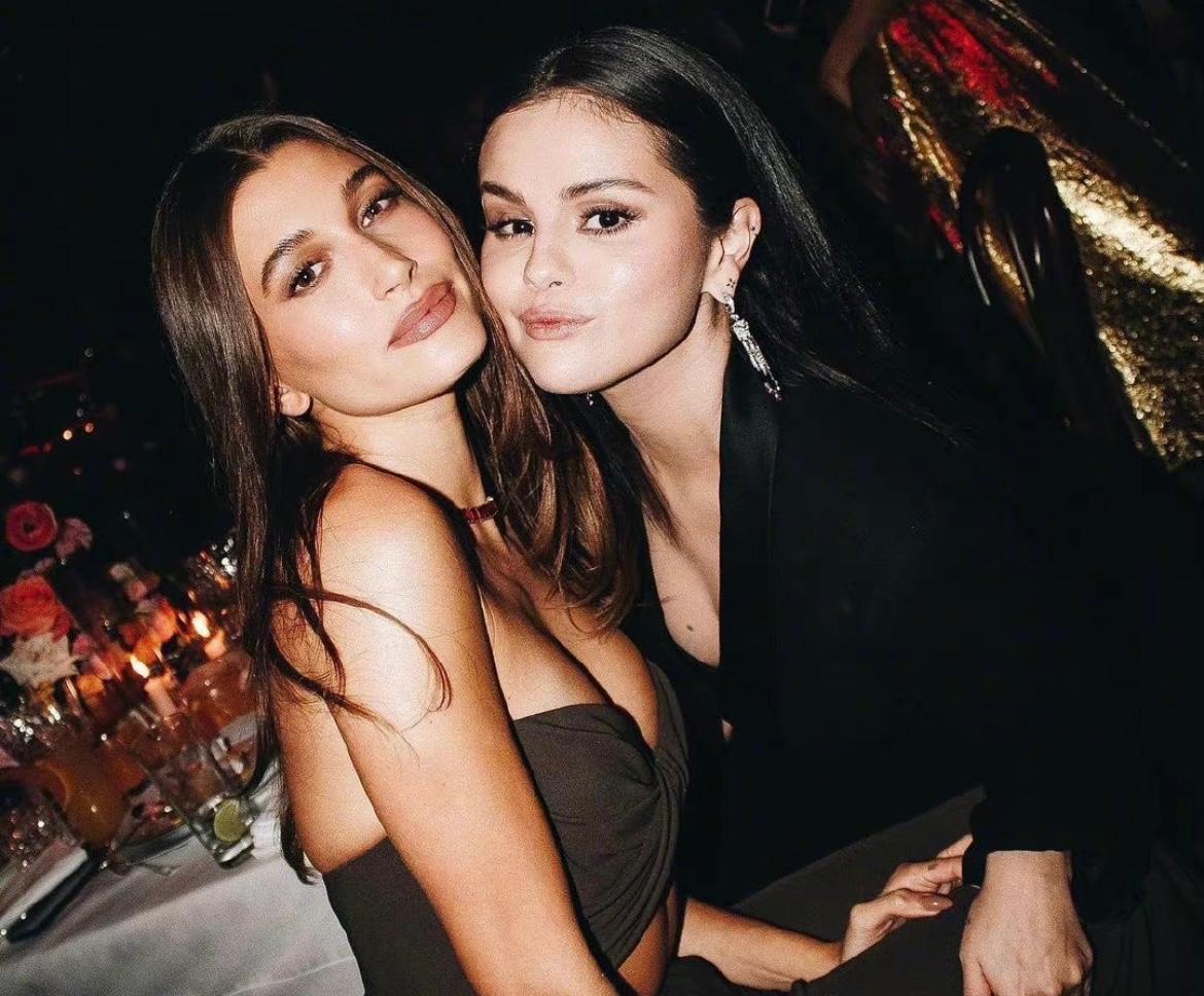 比伯|比伯现任妻子和前任赛琳娜世纪合影，网友：这是甄嬛和华妃？