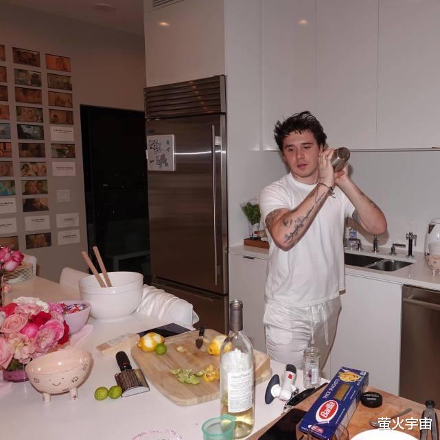 赛琳娜|贝克汉姆27岁儿媳开睡衣派对，赛琳娜带妹妹参加，大布在厨房忙碌