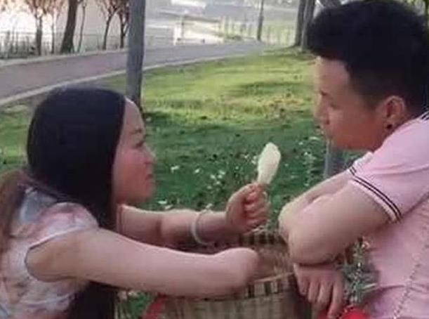 连体夫妻在网上走红后,无腿丈夫却劈腿女粉,独臂妻子一人带女儿