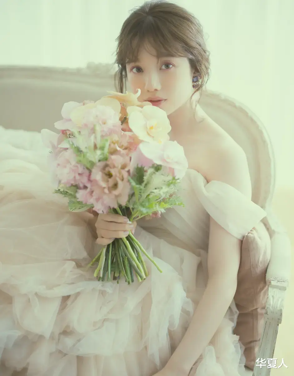 美丽|照片中她身穿美丽的婚纱,日本电视台女播音弘中绫香结婚