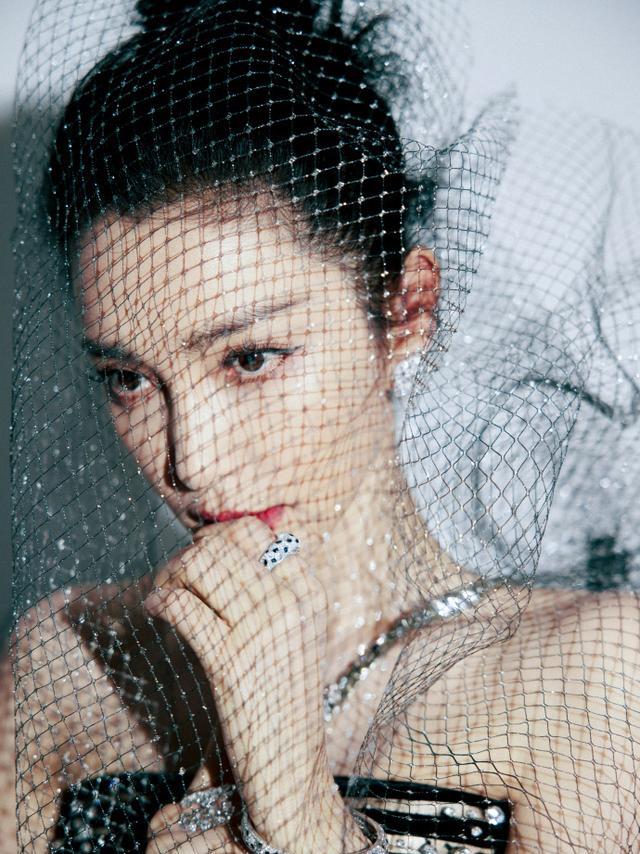 迪丽热巴|李冰冰身穿黑色缀钻古董礼裙大秀香肩!雪肤玉貌性感冷艳