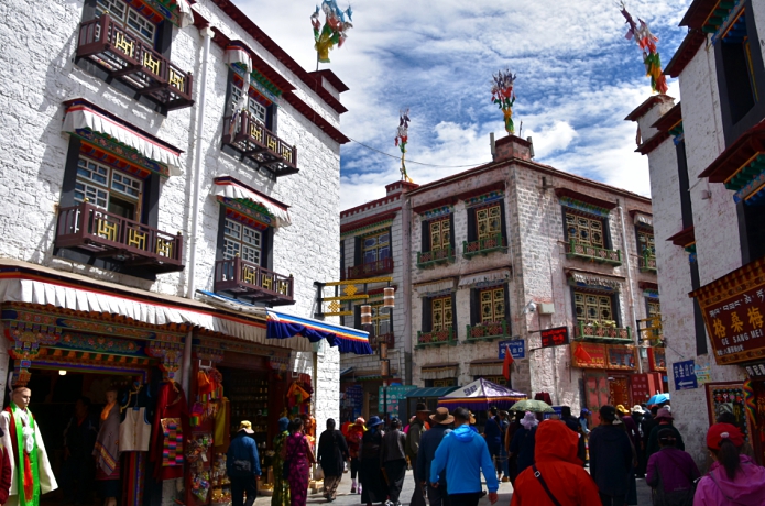 腾冲|拉萨百年老街举世闻名,街上人山人海,来旅游体验不一样