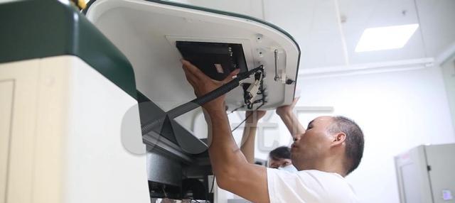 招聘|老员工提出涨薪，厂长却宁可花同样的工资招聘新人，原因很现实