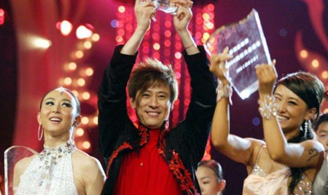 解晓东|解晓东：曾连登14年春晚，巅峰时退隐，53岁颜值依旧耐打