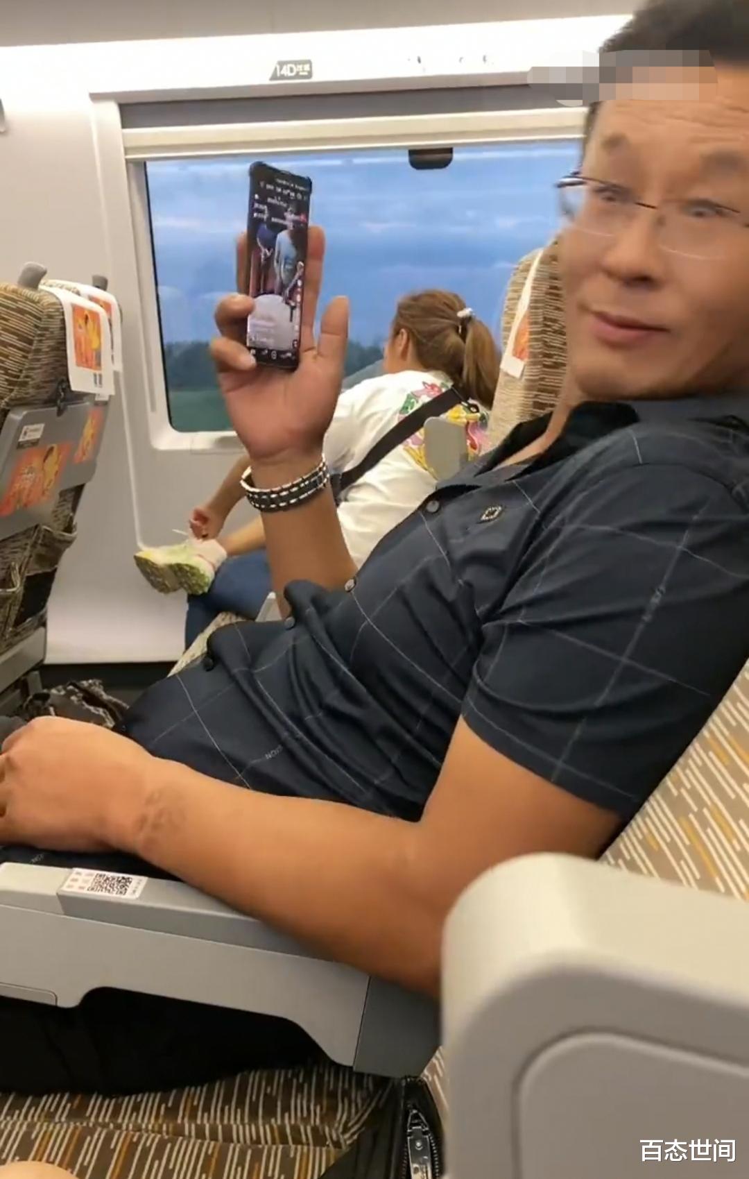 男子高铁上大声播放音乐被劝阻,摇头晃脑挤眉弄眼做鬼脸挑衅邻座