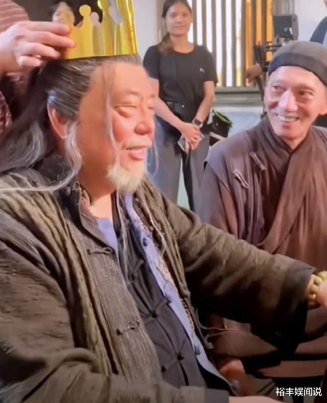 两位港星定居内地同台飙戏!楼南光已取得身份证,基爷骑车满山跑