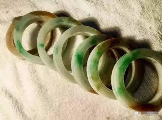 三彩|8000元买的裂石,一刀切出8条高冰三彩手镯,意外暴涨!