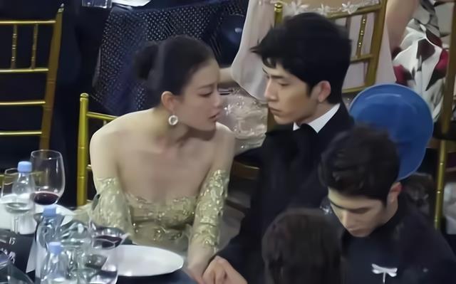 倪妮|倪妮穿拼色长裙亮相，与小鲜肉互动惹争议，被指“不够矜持”