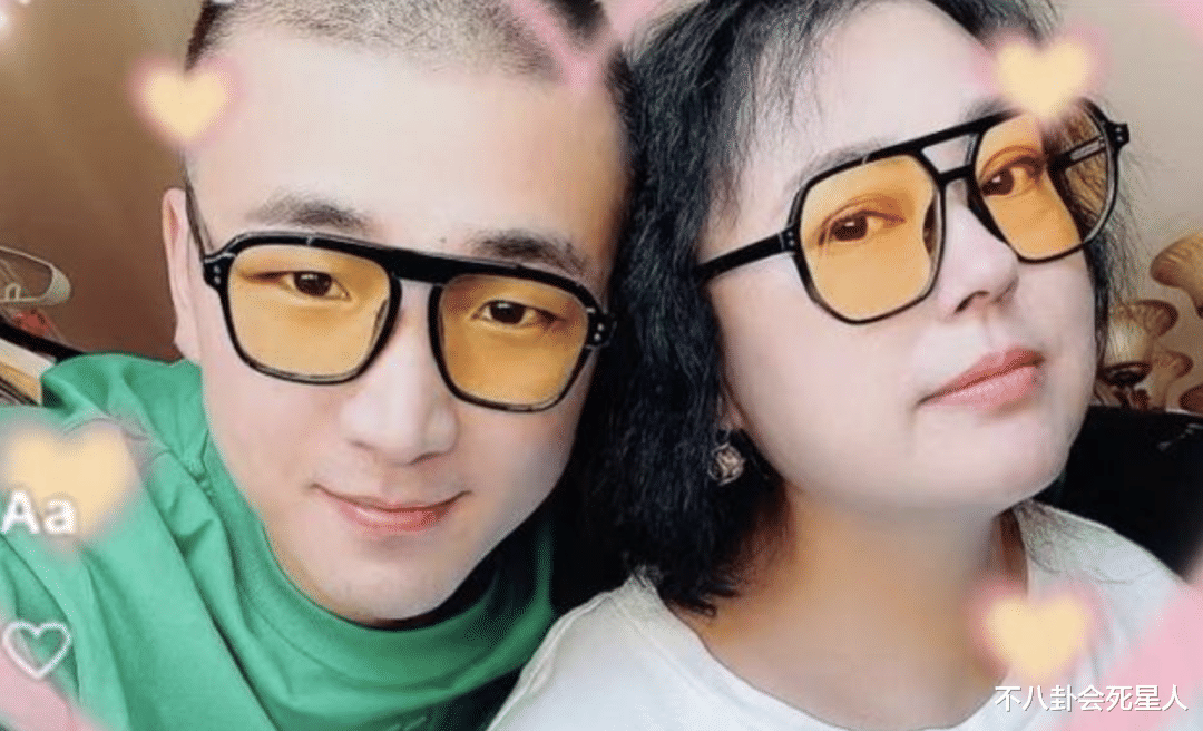 李菁菁|52岁李菁菁离婚后现状：两鬓斑白妆容精致，独自带女儿过年