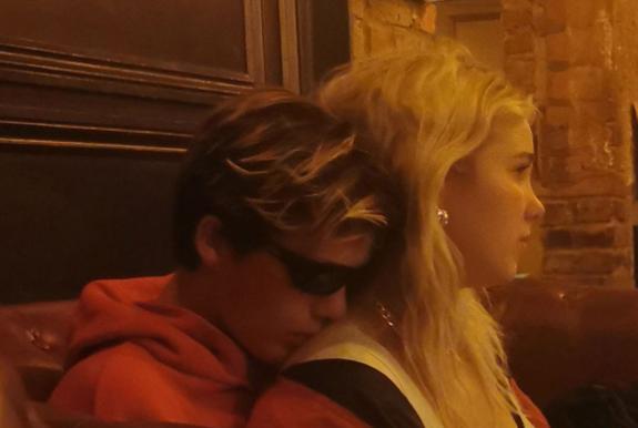 贝克汉姆|贝克汉姆的三公子恋爱了!在家人面前热吻新女友,让妹妹看不下去