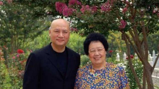 陈丽华|陈丽华：迟先生你今天犯两个错，我没上桌你先动筷，我说话你插嘴