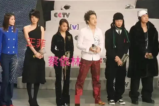 王菲|天后王菲复出营业,脸上有皱纹冒出,女神真的老了