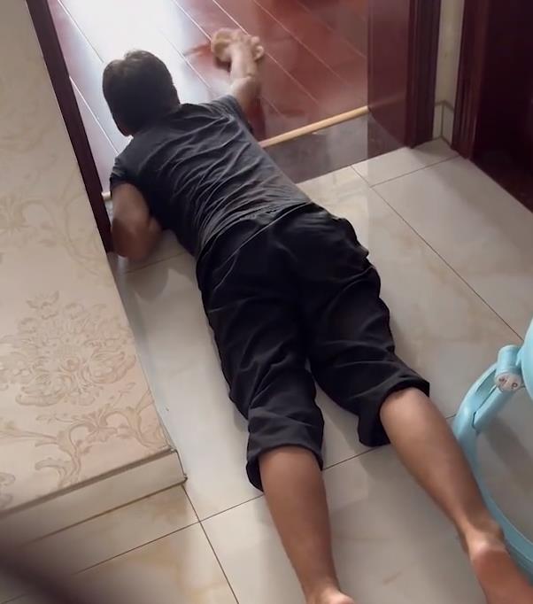 亲情|男子扭伤腰,妻子不管不问,男子上厕所只好爬行,妻子:活该!