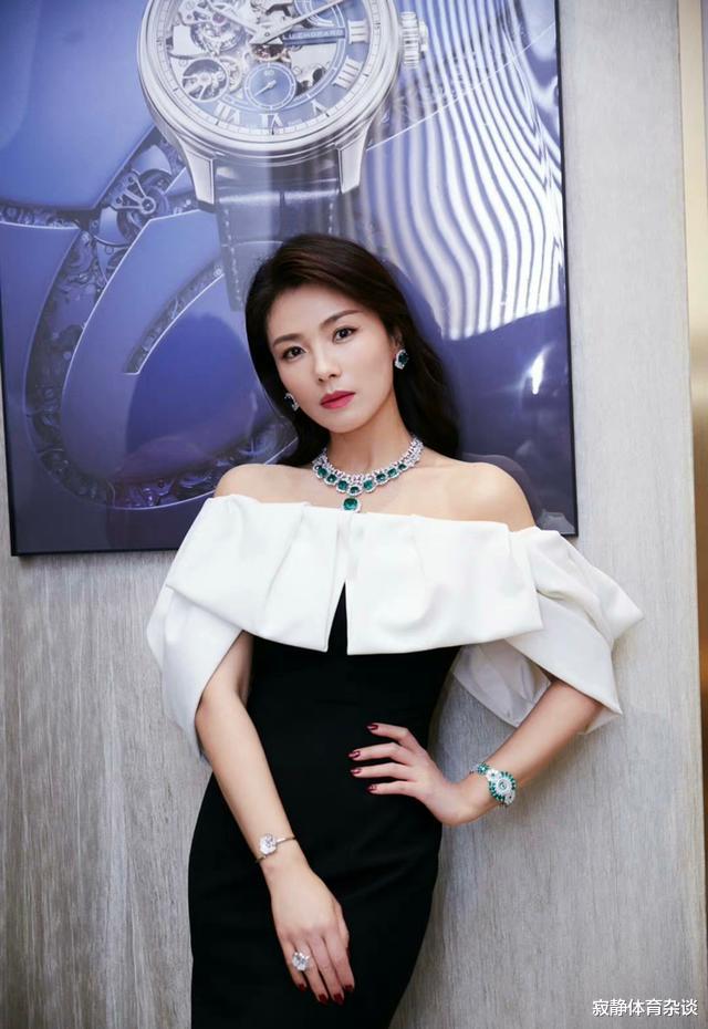 礼服|“都市型穿搭”刘涛黑白双拼礼服经典大气,满满的财阀女人气息