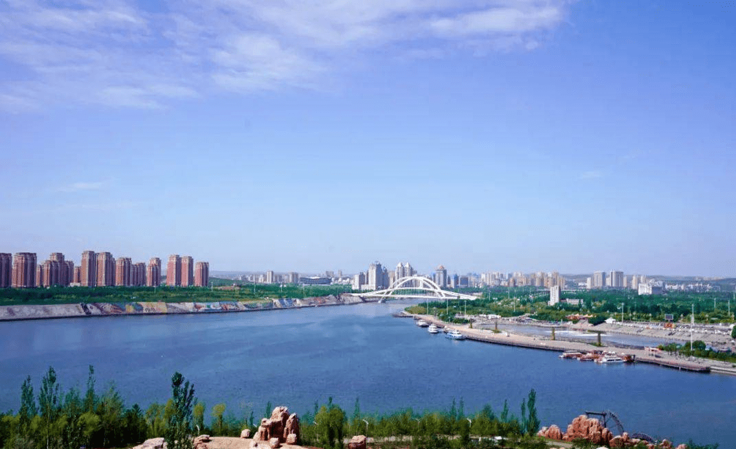 湖南旅游|内蒙古的“洱海”，占地7平方公里免费开放，绿树环绕，自驾游好去处