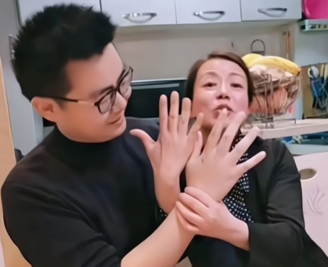 许敏|杜粉怒斥田静弟弟不是东西,便便蛋糕加刺鞋:吃不下,走不顺?