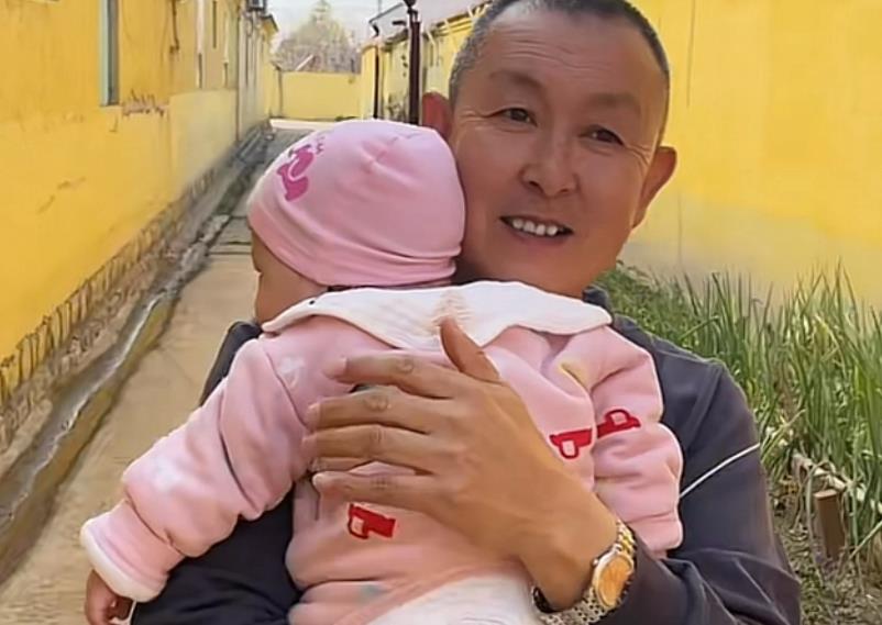 34岁男子喜提小妹,出门被别人误会是自己的女儿