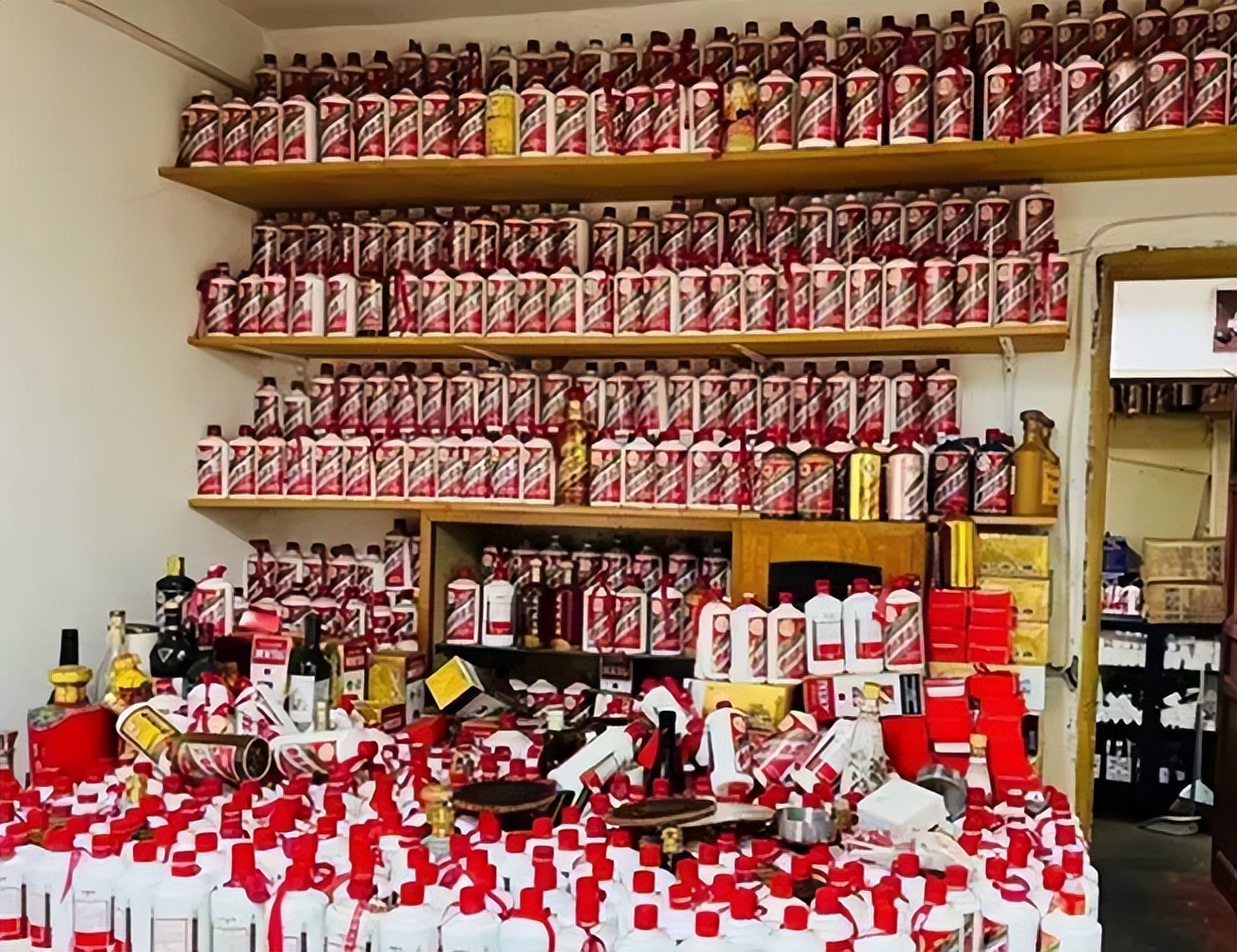 不可思议！农村75岁老头，家里竟有“1面墙”茅台，到底咋回事？