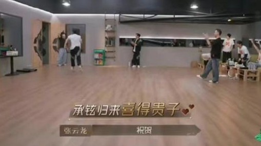 李承铉|李承炫宣布戚薇生二胎,笑着回了一句“我有了一个钢铁男子”