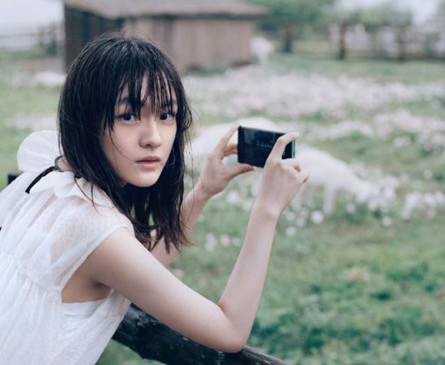 张子枫|新四小花旦新鲜出炉,张子枫实至名归,刘浩存真的配吗?