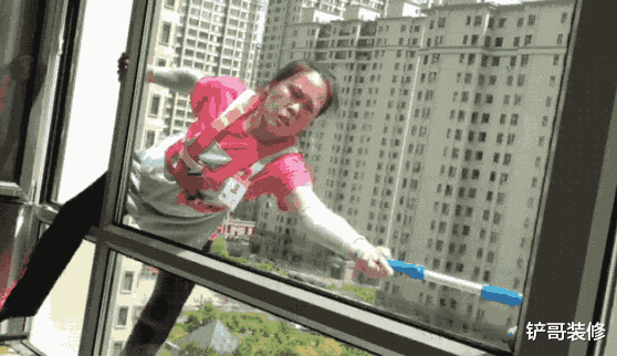 家里纱窗全是灰?不用拆卸,教你正确做法,纱窗立马干净如新