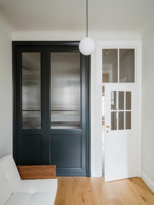 一个黑白兼修，优雅与品位并蓄的家，灰绿色墙柜美如画，谁不爱