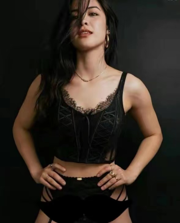 钟丽缇|钟丽缇长女晒性感照！穿黑蕾丝内衣让人移不开眼，仅穿一层纱遮掩